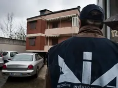 20100305 CESA (CASERTA) -CLJ- CAMORRA:OPERAZIONE DIA,CONFISCATI 12MLN A AFFILIATO CASALESI ..SEQUESTRATI ANCHE BENI PER 500 MILA EURO A VIGILE URBANO. Beni per 12 milioni e mezzo di euro sono stati confiscati a due persone nel Casertano, nell'ambito dell'attività delle forze dell'ordine per l'aggressione ai patrimoni mafiosi. Il personale della Direzione investigativa antimafia di Napoli ha infatti completato l'esecuzione del decreto di confisca e di sequestro di beni, entrambi emessi dalla sezione misure di prevenzione del Tribunale di Santa Maria Capua Vetere (Caserta) a seguito della proposta della misura di prevenzione personale e patrimoniale avanzata dal direttore della Dia, il generale dei carabinieri Antonio Girone. Nella foto la villa bunker a Cesa, in provincia di Caserta sequestrata al boss Amedeo Mazzara ANSA/CESARE ABBATE/ DC