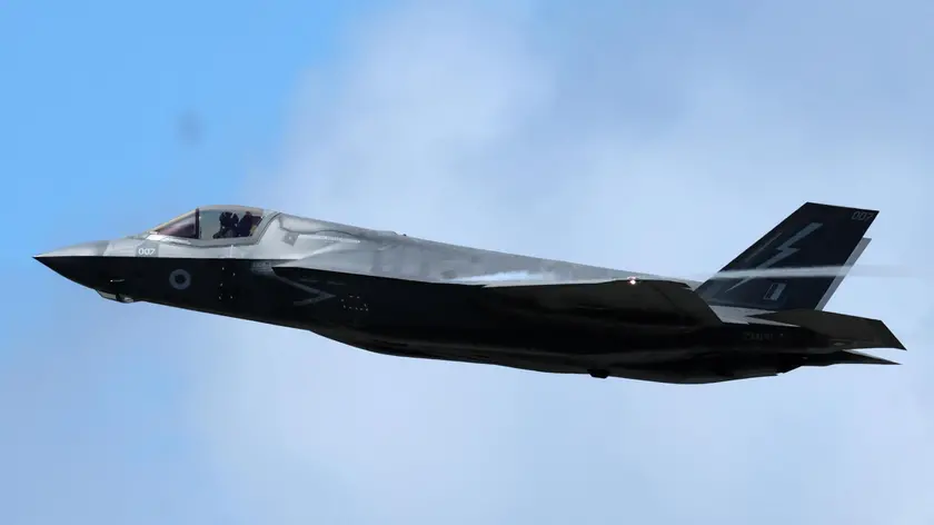 epa11491474 A Royal Air Force (RAF) Lockheed Martin F-35 takes part in a display on the opening day of the Farnborough International Airshow in Farnborough, Britain, 22 July 2024. The aviation summit is typically a platform for planemakers to rack up multibillion-dollar deals. The airshow runs from 22 to 26 July. EPA/NEIL HALL