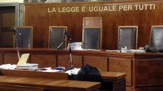 In due occasioni l’imputato avrebbe anche tastato i vestiti del fratello cercando il suo portafogli