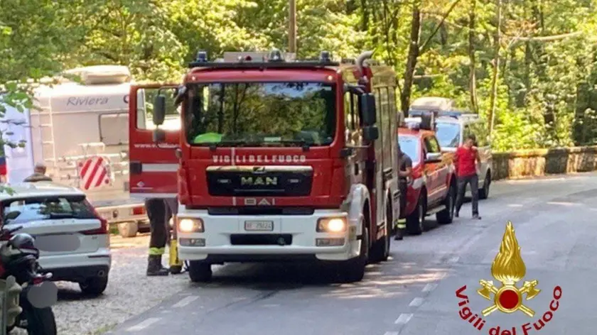 L'intervento di soccorso dei vigili del fuoco a Curnila di Vito d'Asio, in Val d'Arzino