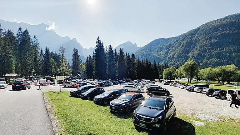 Alcune auto nel parcheggio dei laghi di Fusine