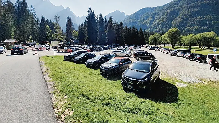Alcune auto nel parcheggio dei laghi di Fusine