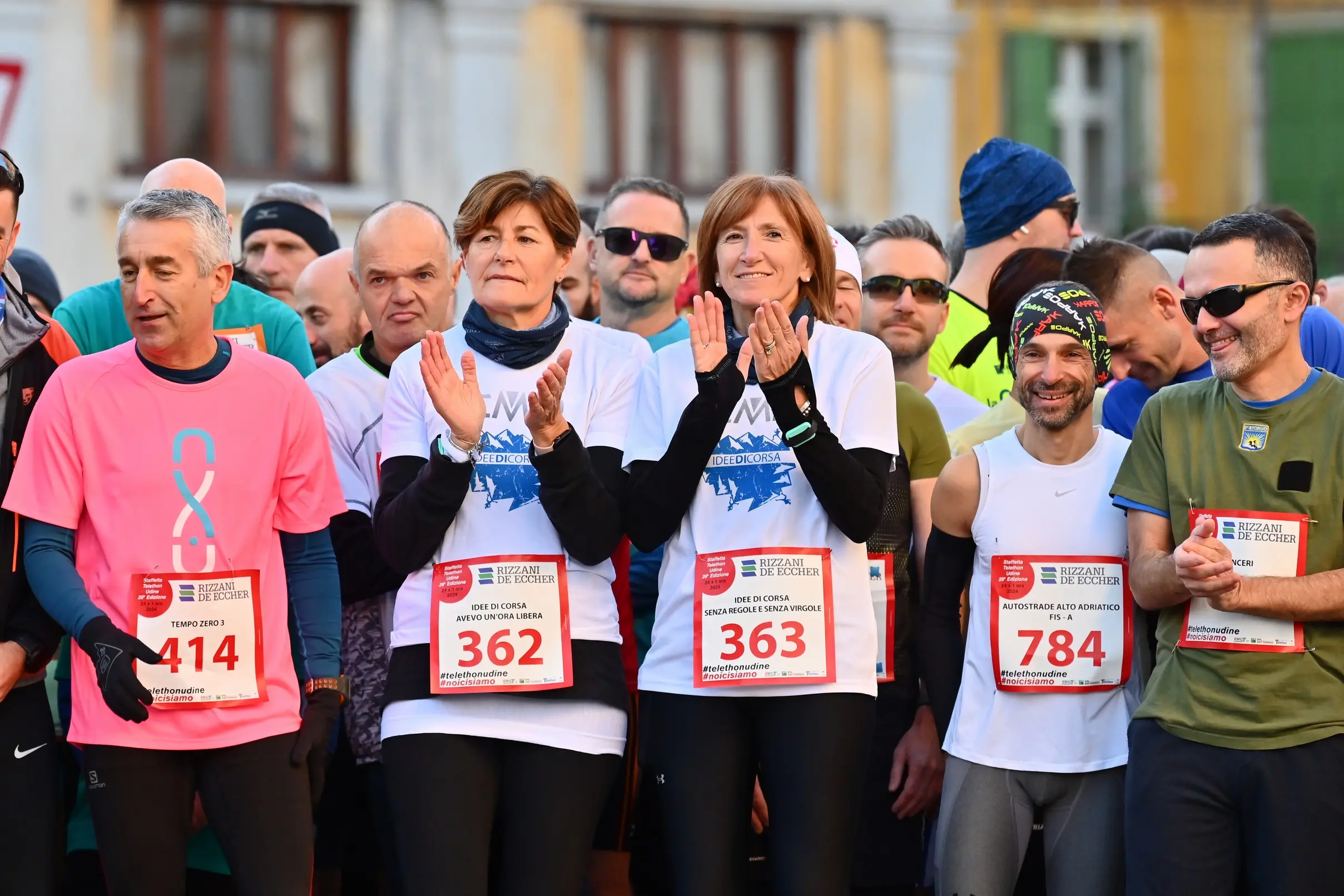 La 26esima edizione della Staffetta Telethon ha visto Udine animata da 870 squadre, per un totale di oltre 22mila partecipanti, tra cui 1.500 studenti. L'evento, che si è svolto dal 30 novembre al 1 dicembre, ha battuto un nuovo record di solidarietà, con la speranza di superare i 320mila euro di donazioni per la ricerca sulle malattie genetiche rare. Molti sportivi, tra cui il campione paralimpico Antonio Fantin, hanno preso parte all'iniziativa, insieme a tanti altri volontari e partecipanti, che hanno corso su un percorso di 1.920 metri nel cuore della città. Un grande successo, che ha coinvolto anche diverse associazioni e realtà locali. Foto Petrussi