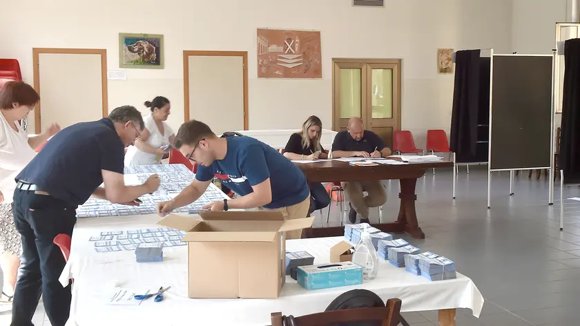 Le urne saranno aperte dalle 15 alle 23 di sabato 8 giugno per la prima, inedita, giornata di voto al sabato. Poi tradizionale appuntamento domenicale, il 9 giugno, con la riapertura dei seggi alle 7 per concludere alle 23. Lo spoglio per le comunali avverrà il lunedì, dopo lo scrutinio delle Europee.