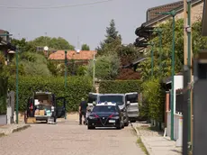 Inquirenti al lavoro dopo il triplice omicidio a Paderno Dugnano, 01 settembre 2024. "Ho ucciso mio papà, venite": è quanto ha detto al 112 il ragazzo di 17 anni, unico sopravvissuto della strage in famiglia avvenuta nella notte a Paderno Dugnano (Milano). Il ragazzo ha spiegato di essere entrato in camera del fratello di 12 anni e di aver visto il padre seduto su una sedia con il coltello accanto e i corpi del fratellino nel suo letto e la madre a terra. A quel punto avrebbe preso il coltello e avrebbe pugnalato a morte il padre. ANSA/YURI LAUDADIO