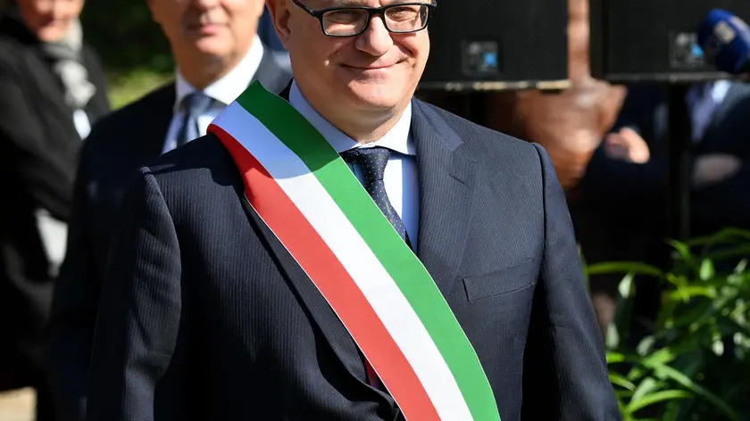 Il sindaco di Roma, Roberto Gualtieri, durante la cerimonia commemorativa dell'80/mo anniversario dell'eccidio nazista alle Fosse Ardeatine, Roma, 22 marzo 2024. /// Rome Mayor Roberto Gualtieri attends a ceremony for the 335 Italian civilians and political prisoners killed by the Nazis during the Second World War, at the 'Fosse Ardeatine' shrine in Rome, 22 March 2024, on the occasion of the 80th anniversary of what is known as the "massacre of the Fosse Ardeatine". ANSA/ETTORE FERRARI