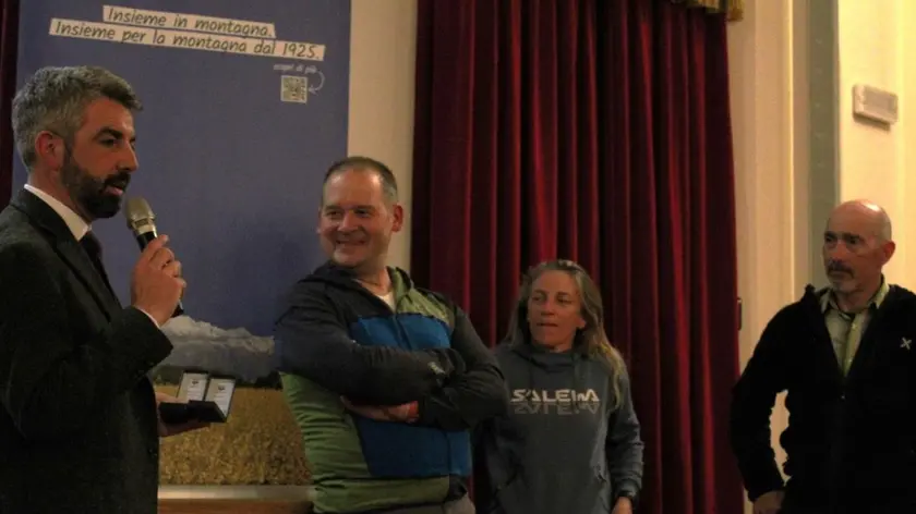 Lorenzo Marcon consegna i riconoscimenti Cai ai soccorritori