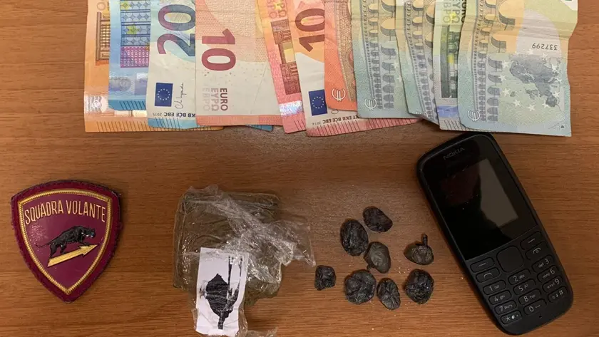 Il denaro e parte della droga sequestrati dagli agenti di polizia