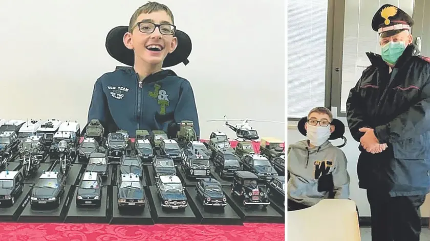 Mattia con la collezione dei mezzi dei carabinieri che gli è stata regalata dal luogotenente Massimo Zuin e, a destra, il sottufficiale dell’Arma, che guida il Radiomobile di Sacile, con il piccolo