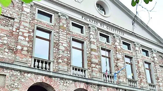L’ingresso principale del tribunale di Udine (foto Petrussi)