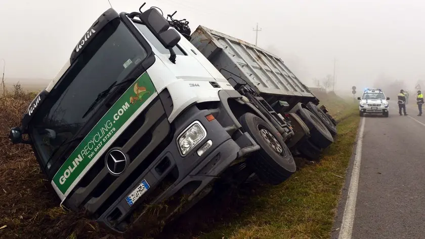 Rivignano 29 Gennaio 2018 incidente autocarro. Agenzia Petrussi foto Massimo Turco