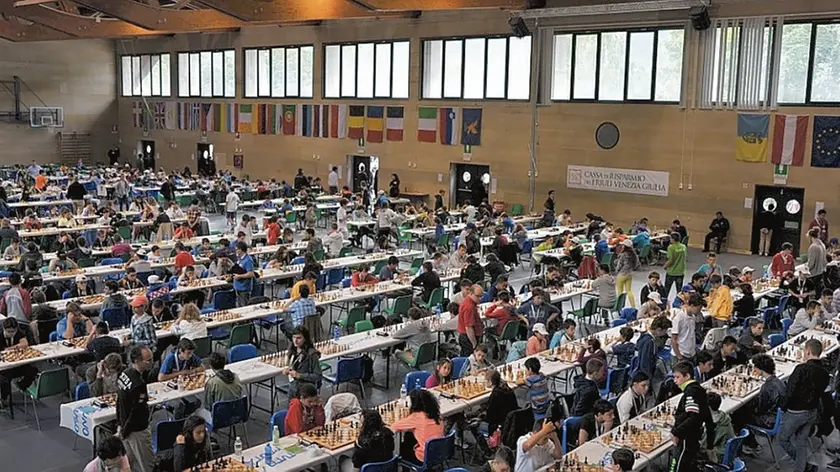 I giovani scacchisti impegnati nelle sfide di una precedente edizione del campionato