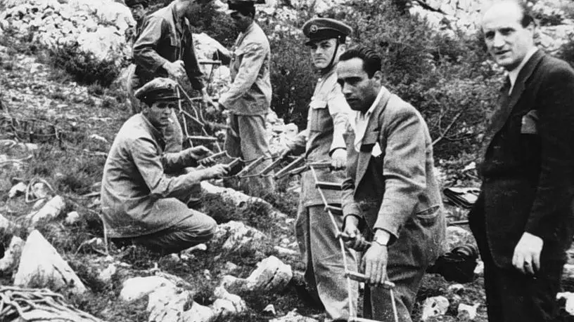 Documentazione Foibe fornita dalla Lega nazionale. Primo Levi per l'analisi del testo, le foibe per il tema storico, il ruolo dei giovani nella politica, ma anche la musica, la ricerca della felicità e l'inquietante interrogativo "Siamo soli?", insomma quello che per semplicità tra i maturandi viene definito 'il tema sugli Ufo'. Sono questi gli argomenti proposti ai candidati nella prima prova della Maturità che coinvolge quest'anno 500.694 studenti. ANSA/IAN