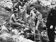 Documentazione Foibe fornita dalla Lega nazionale. Primo Levi per l'analisi del testo, le foibe per il tema storico, il ruolo dei giovani nella politica, ma anche la musica, la ricerca della felicità e l'inquietante interrogativo "Siamo soli?", insomma quello che per semplicità tra i maturandi viene definito 'il tema sugli Ufo'. Sono questi gli argomenti proposti ai candidati nella prima prova della Maturità che coinvolge quest'anno 500.694 studenti. ANSA/IAN