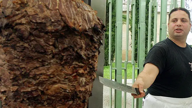 Un venditore di kebab a Roma.Cambia, come ogni anno, il paniere dell'Istat per il calcolo dell'inflazione. Nel 2011 entrano, fa sapere l'Istituto, il tablet pc (il più conosciuto è probabilmente l'I-pad), il fast food etnico, il salmone affumicato, l'ingresso ai parchi nazionali, ai giardini zoologici e botanici, servizi di trasporto extraurbano multimodale integrato (ovvero i biglietti che consentono l'utilizzo di più mezzi di trasporto). Esce, invece, la posizione noleggio dvd. PERI/ANSA