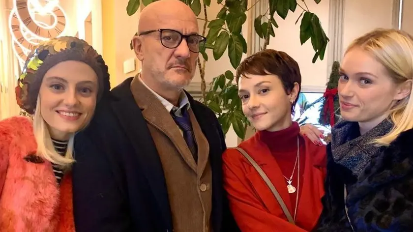 Da sinistra: Demetra Bellina con Claudio Bisio, Marta Gastini e Caterina Shulha in "Tutta colpa di Freud"