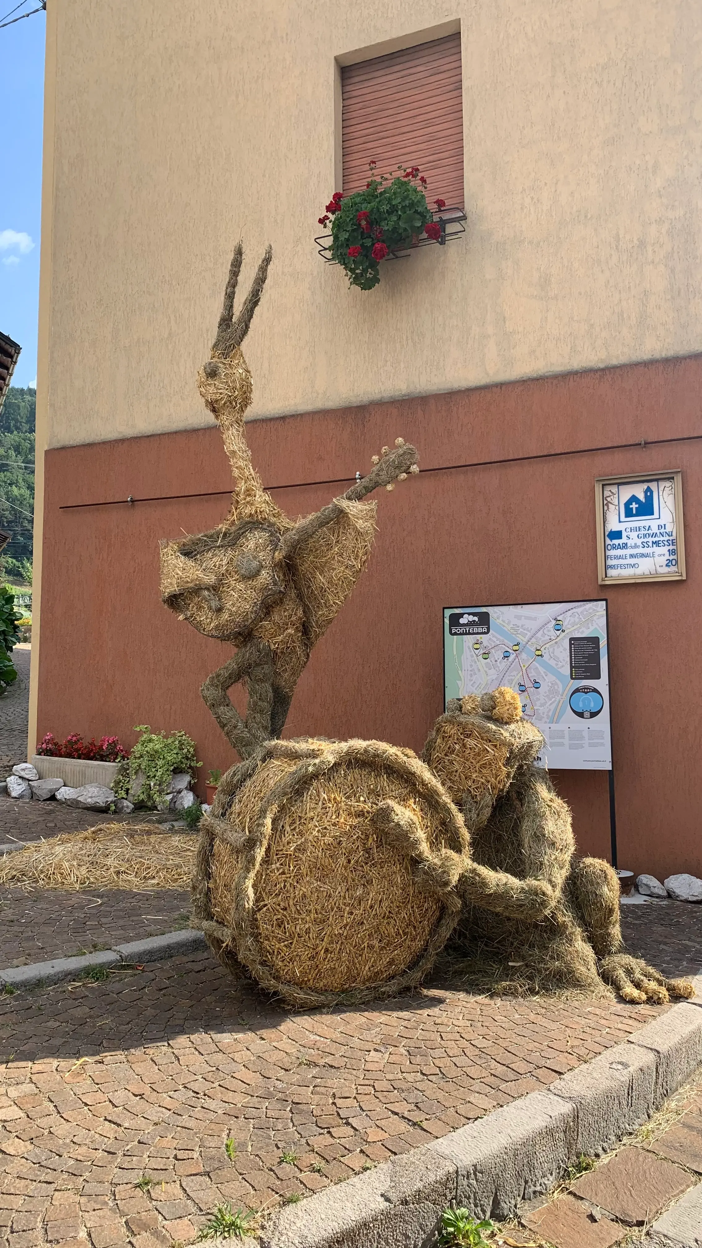 A Pontebba, in occasione di Fen Art 2024, sono arrivati artisti da Indonesia, Stati Uniti, Croazia, Slovenia, Ucraina, Lituania e Messico per la realizzazione di animali e creature fiabesche. Il comune si è riempito di visitatori sin dalla mattina di domenica 14 luglio, giunti per ammirare le sculture dei sei team costruite con impalcature di ferro, legno e rivestimento di paglia e fieno.