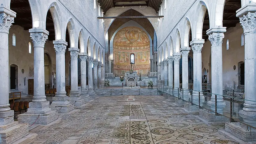 La navata centrale della basilica di Aquileia in una foto di Guido Baroncelli