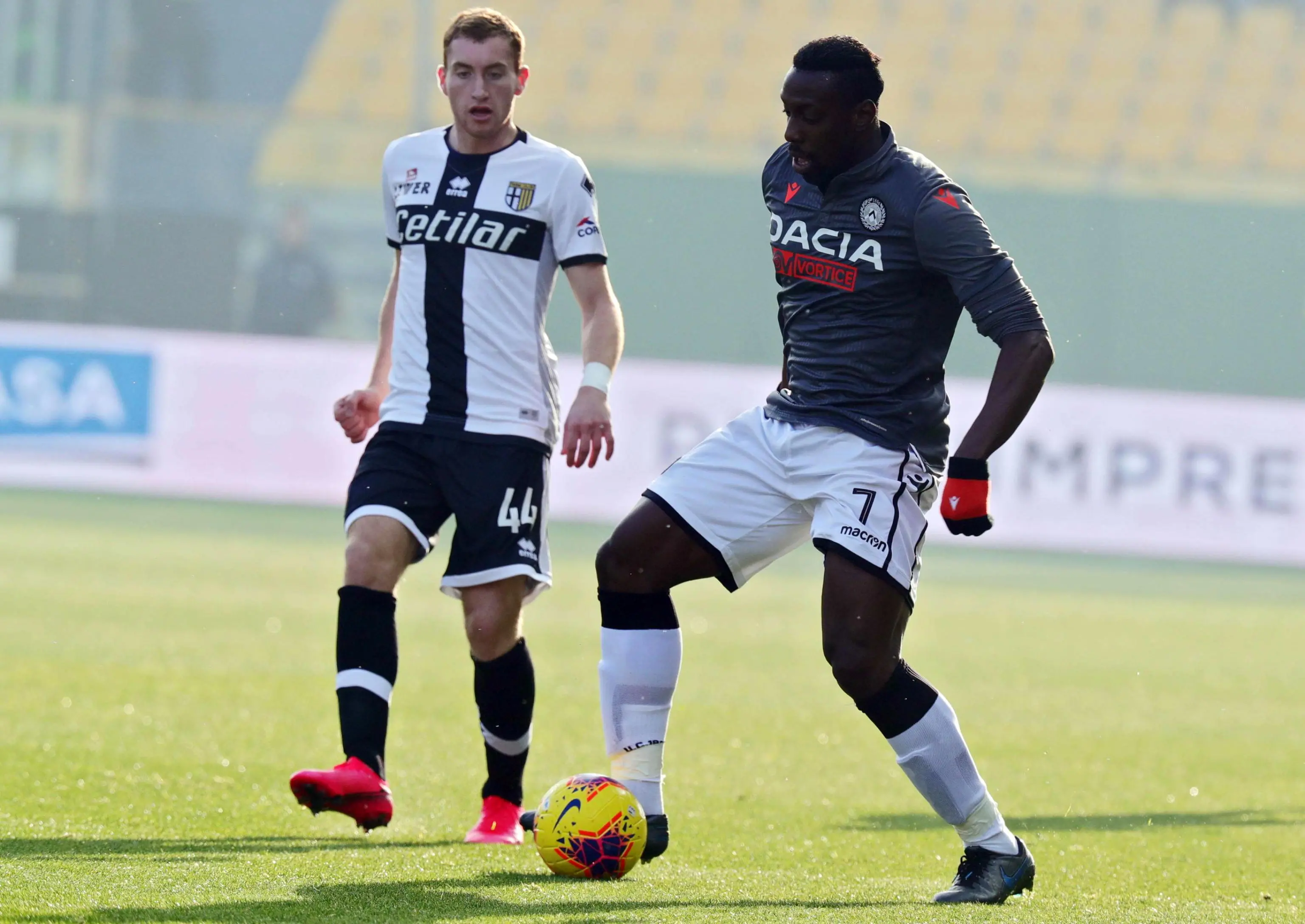 epa08167003 Parma's Dejan Kulusevski (L) and Udinese's Stefano Okaka in action during the Italian Serie A soccer match between Parma Calcio and Udinese Calcio at the Ennio Tardini stadium in Parma, Italy, 26 January 2020. EPA/BARACCHI-CAMPANINI