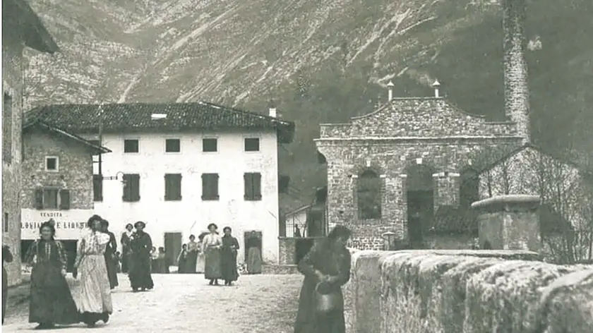Una foto d’epoca della filanda di via Colvera a Maniago, oggi sede della biblioteca comunale