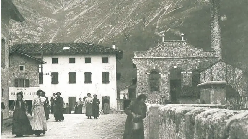 Una foto d’epoca della filanda di via Colvera a Maniago, oggi sede della biblioteca comunale