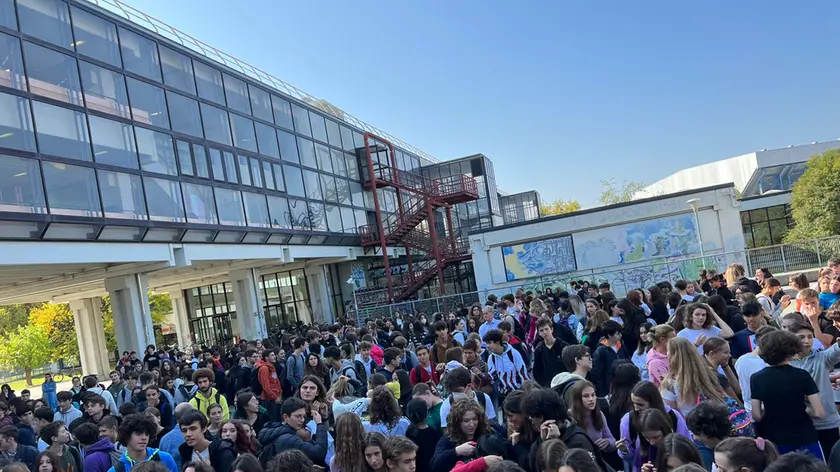 Gli studenti del liceo Grigoletti di Pordenone hanno manifestato per la libertà delle donne iraniane