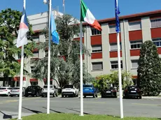 Bandiere a mezz'asta nello stabilimento Danieli di Buttrio (foto Petrussi)