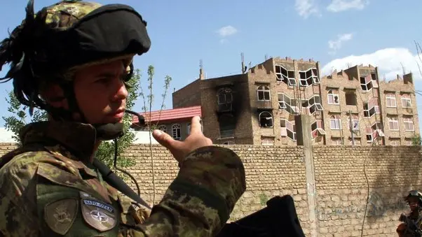 epa02760362 Italian soldiers of NATO's International Security Assistance Force (ISAF) cordon off the area where on the previous day several Taliban militants attacked a NATO's compound in Herat, Afghanistan on 31 May 2011. At least 10 security forces and 33 civilians were injured when four militants, equipped with suicide vests and automatic rifles attacked a NATO compound in the centre of the city on 30 May. EPA/JALIL REZAYEE