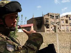 epa02760362 Italian soldiers of NATO's International Security Assistance Force (ISAF) cordon off the area where on the previous day several Taliban militants attacked a NATO's compound in Herat, Afghanistan on 31 May 2011. At least 10 security forces and 33 civilians were injured when four militants, equipped with suicide vests and automatic rifles attacked a NATO compound in the centre of the city on 30 May. EPA/JALIL REZAYEE