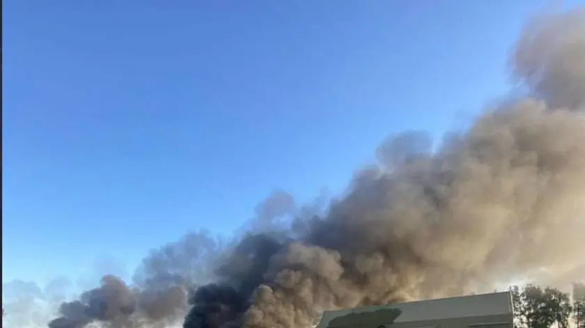 Le forze ucraine avrebbero utilizzato missili americani Himars per colpire un sistema di difesa aerea con missili S-300 e S-400 nella regione russa di Belgorod. Lo riferisce il canale Telegram russo di esperti militari Dva Majora, aggiungendo che non si registrano vittime tra i soldati di Mosca. Il canale posta anche alcune fotografie in cui si vedono dei mezzi militari in fiamme e una colonna di fumo alzarsi nel cielo. Se confermato, si tratterebbe del primo attacco del genere dopo l'autorizzazione di Washington a Kiev di usare armi fornite dagli Usa per attaccare il territorio russo. TELEGRAM DVA MAJORA +++ ATTENZIONE LA FOTO NON PUO' ESSERE PUBBLICATA O RIPRODOTTA SENZA L'AUTORIZZAZIONE DELLA FONTE DI ORIGINE CUI SI RINVIA+++ NPK +++