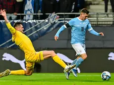 epa10983529 Israel’s Oszkar Glouh (R) in action against Romania's Andrei Burca during the UEFA EURO 2024 Group I qualifying soccer match between Israel and Romania in Felcsut, Hungary, 18 November 2023. EPA/Tamas Vasvari HUNGARY OUT