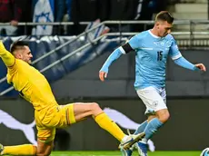 epa10983529 Israel’s Oszkar Glouh (R) in action against Romania's Andrei Burca during the UEFA EURO 2024 Group I qualifying soccer match between Israel and Romania in Felcsut, Hungary, 18 November 2023. EPA/Tamas Vasvari HUNGARY OUT