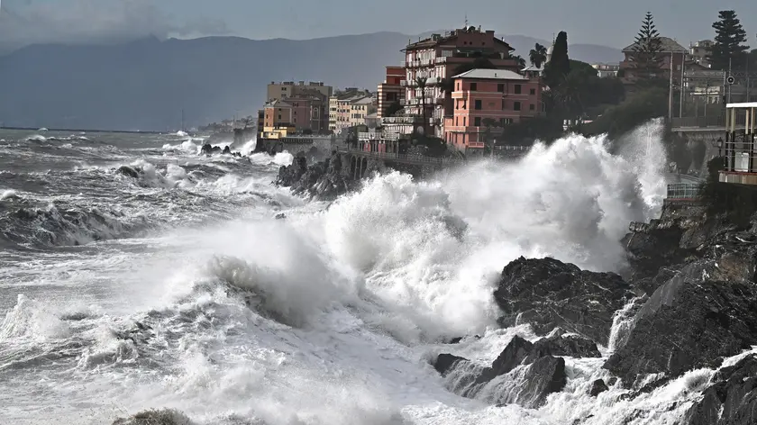 Una forte mareggiata sta colpendo le coste della Liguria. Nella zona del Levante di Genova nel porticciolo di Nervi e sulla passeggiata Anita Garibaldi, le onde sono arrivate in strada. Genova, 03 novembre 2023. ANSA/LUCA ZENNARO