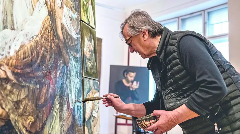 L’artista bosniaco Safet Zec al lavoro su un’opera nel suo studio nel 2023 FOTO Velija Hasanbegovic