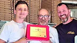 Mariano Bisogno ( a destra) con i suoi due pizzaioli Nicola e Adriano