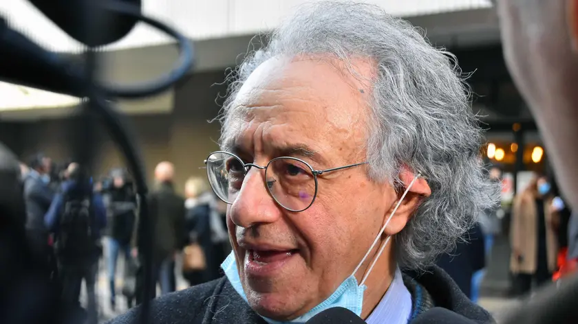 E' stato condannato a quattro anni Claudio Foti, lo psicoterapeuta titolare del noto studio di cura torinese 'Hansel&Gretel' nel rito abbreviato per la vicenda degli affidi illeciti di Bibbiano e della Val d'Enza, fuori dal tribunale di Reggio Emilia, 11 novembre 2021. ANSA/STEFANO ROSSI