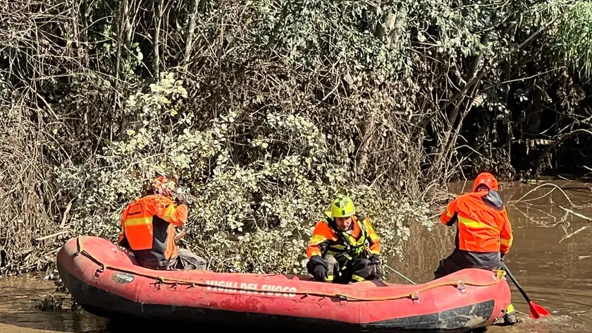A San Felice a Cancello, nel Casertano, si cercano i dispersi il giorno dopo il violento nubifragio, 28 agosto 2024. ANSA/CESARE ABBATE