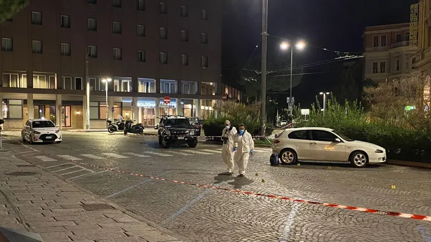 Un ivoriano di 26 anni, senza fissa dimora, è morto nella notte, presumibilmente accoltellato in piazza XX settembre a Bologna, in zona stazione ferroviaria. L'allarme è stato dato da un amico della vittima, che lo attendeva in auto e lo ha visto arrivare, sanguinante. Ha chiamato il 118 e il ferito, colpito all'addome, è morto all'ospedale Maggiore. E' successo intorno all'una di notte. I carabinieri stanno cercando l'aggressore e hanno avviato indagini, sentendo testimoni per ricostruire l'accaduto. Non è stata trovata l'arma. ANSA NPK