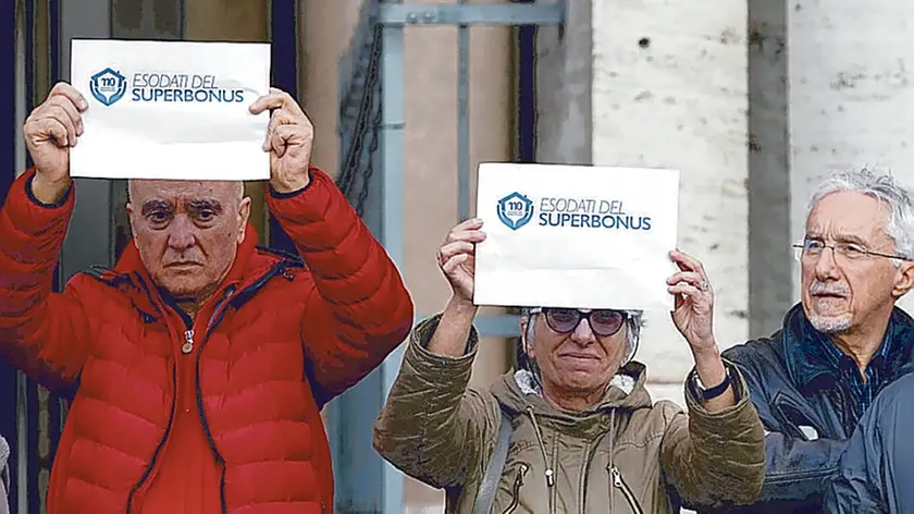 Il sti-in degli ''Esodati super bonus'' davanti palazzo Chigi durante l'incontro con il governo, per il super bonus edilizia, Roma 20 febbraio 2023 ANSA/MASSIMO PERCOSSI