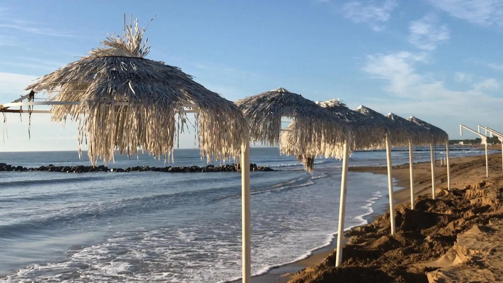 Il maltempo ha colpito anche la costa. A Lignano Riviera, nella notte tra venerdì 27 e sabato 28 settembre, l'acqua ha raggiunto gli ombrelloni in spiaggia trasportando sull'arenile anche alcuni tronchi. Particolarmente colpiti gli uffici 2-3-4 a Riviera. La situazione verrà monitorata nelle prossime ore: il timore è che nella notte l'acqua possa risalire provocando altri danni alle strutture (Foto Sil Lignano)