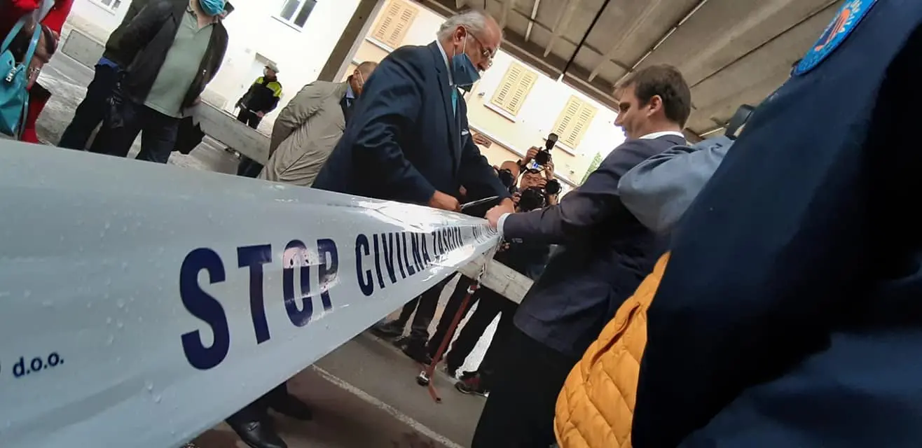 Il taglio del nastro "Stop confini" con il sindaco di Gorizia e Nova Gorica