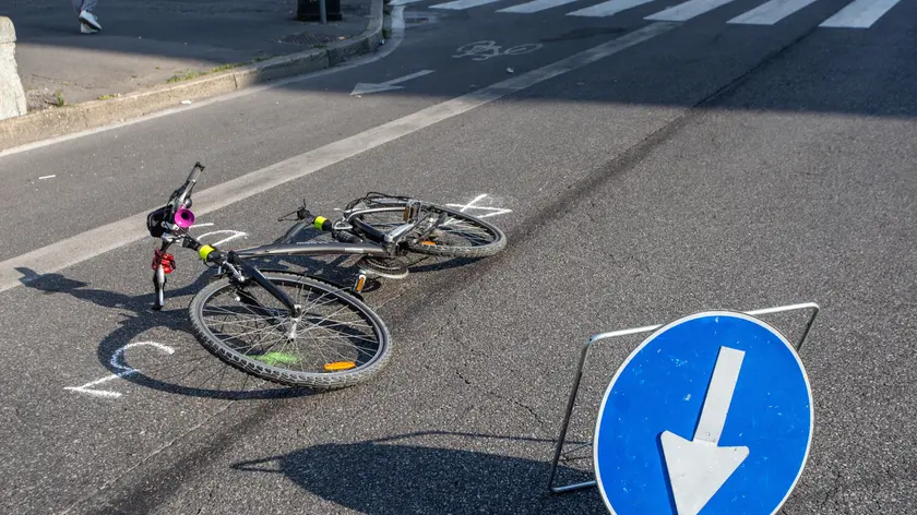 Il punto in cui unn uomo che si trovava in sella alla sua bicicletta è stato investito, in viale Monza, Milano. 26 giugno 2023. ANSA/DAVIDE CANELLA