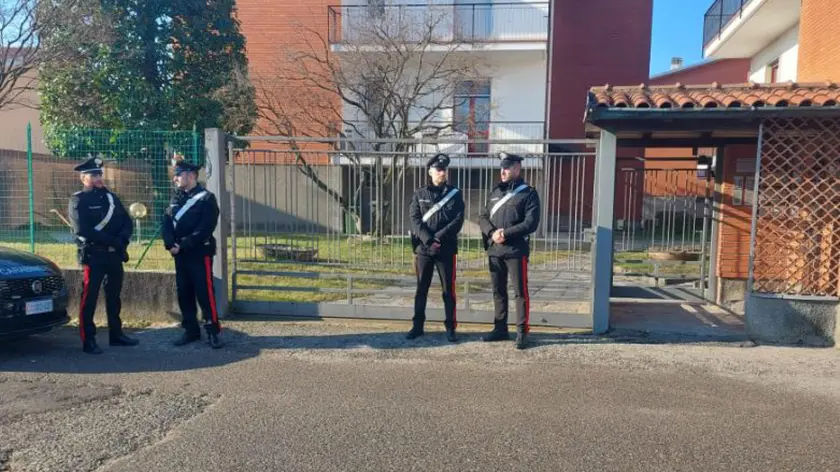 Proseguono gli accertamenti dei carabinieri per far luce sull'omicidio del ventiseienne trovato cadavere nel suo appartamento a Cairate (Varese), 28 gennaio 2024. È stato ucciso con almeno un fendente alla gola nella notte fra venerdì e sabato Andrea Bossi, probabilmente con un coltello da cucina. Gli inquirenti hanno cristallizzato la scena del crimine. Sulla soglia di casa e sul pianerottolo ci sono numerose tracce di sangue; impronte che potrebbero essere anche state lasciate dall'assassino. A trovare il corpo sabato mattina, è stato il padre di Andrea che è andato a casa del figlio perché non rispondeva al telefono. ANSA/ SIMONA CARNAGHI