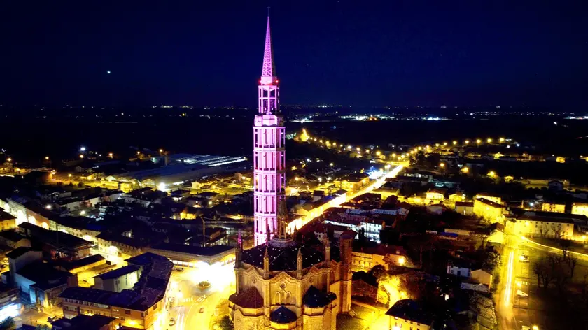Il campanile di Mortegliano, il più alto d’Italia, illuminto di rosa in vista della tappa del Giro (Foto Petrussi)
