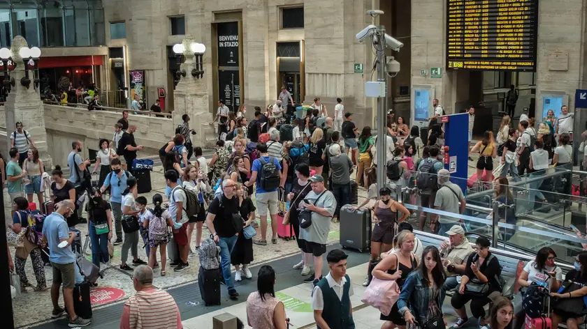 Folla di passeggeri e turisti in Stazione Centrale per l’esodo di Ferragosto, Milano, 13 Agosto 2022. ANSA/MATTEO CORNER