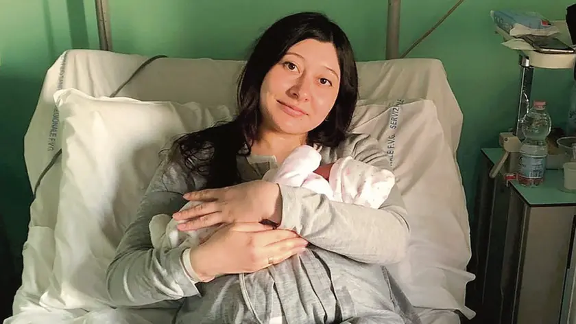 La piccola Nicole tra le braccia di mamma Oksana, la 26enne arrivata a Udine il 4 marzo dalla città ucraina di Rivne