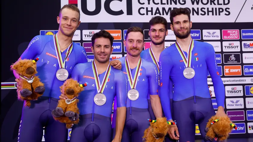 Gli azzurri sul podio dei Mondiali di Glasgow con il bujese Jonathan Milan (primo da sinistra) e l'azzanese Manlio Moro (secondo da destra)