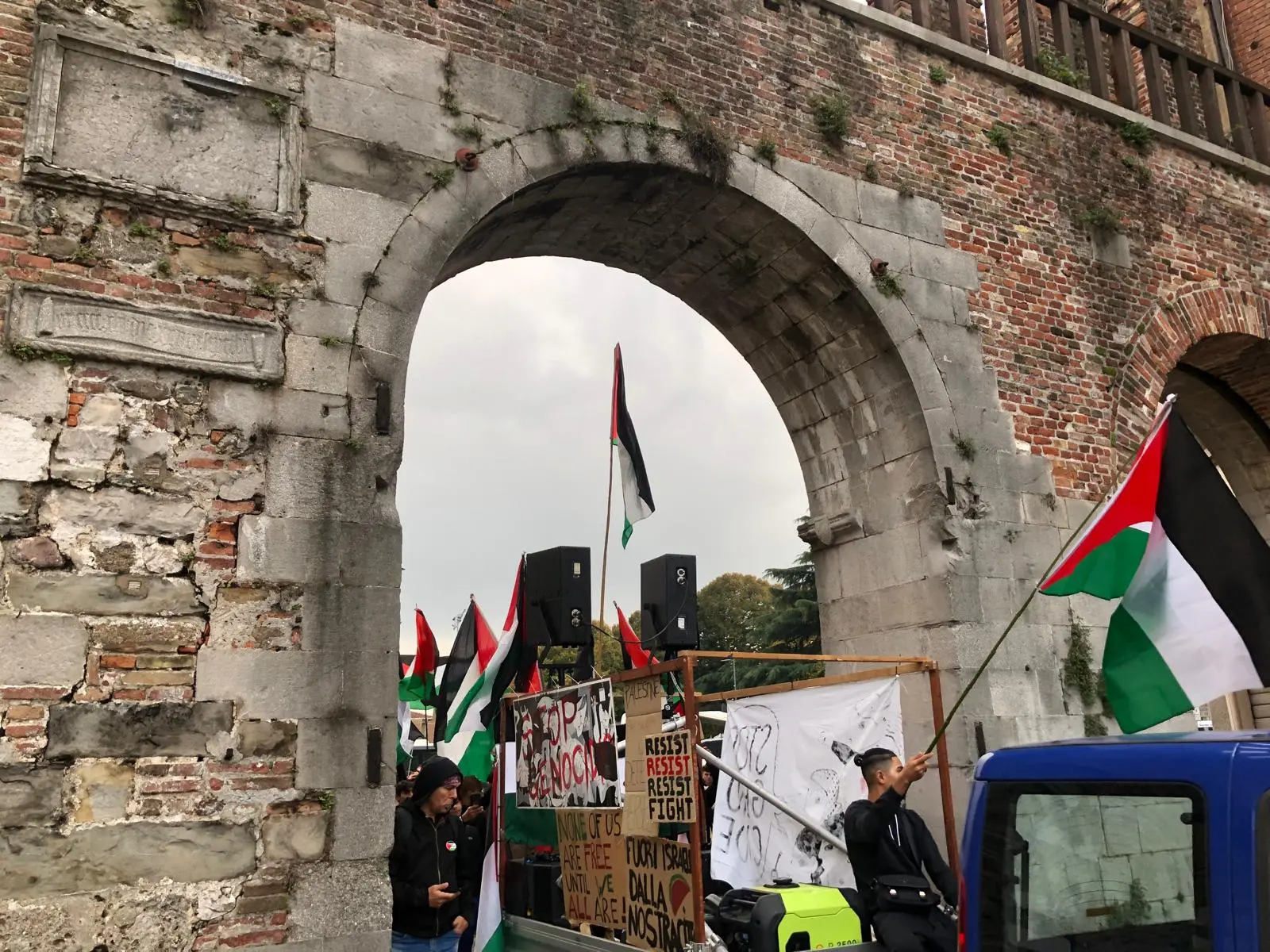 Sono più di 1500, secondo una prima stima delle forze dell'ordine, le persone che stanno partecipando al corteo pro-Palestina partito da piazza della Repubblica e diretto in piazza XX Settembre a Udine. Prima della partenza un minuto di silenzio per le vittime della guerra Foto Edoardo Di Salvo e Giacomina Pellizzari