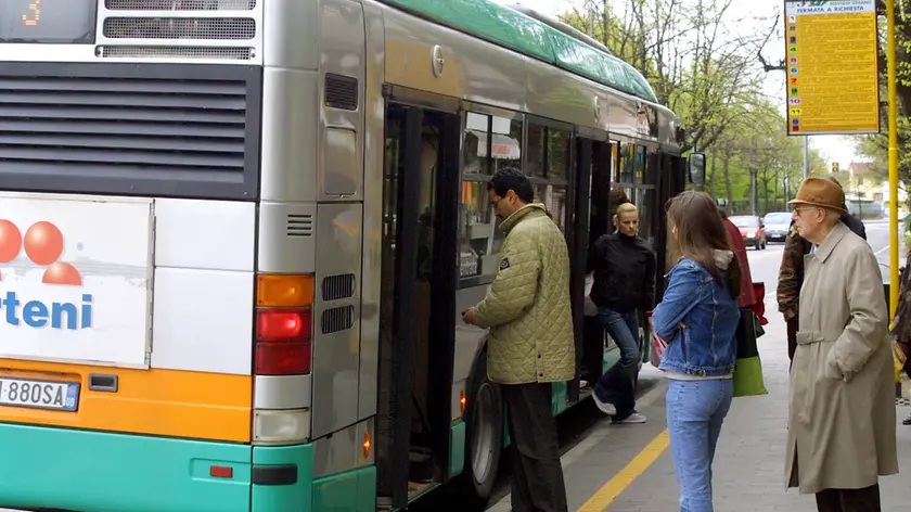 ANTEPRIMA Udine 9 aprile 2004. Ore 15,30 TRASPORTO PUBBLICO IN CITTA'. Fermata dell'autobus in Viale Europa Unita. Telefoto Copyright Foto Agency Anteprima © (tutti i diritti riservati, citazione obbligatoria) www.anteprimafoto.it
