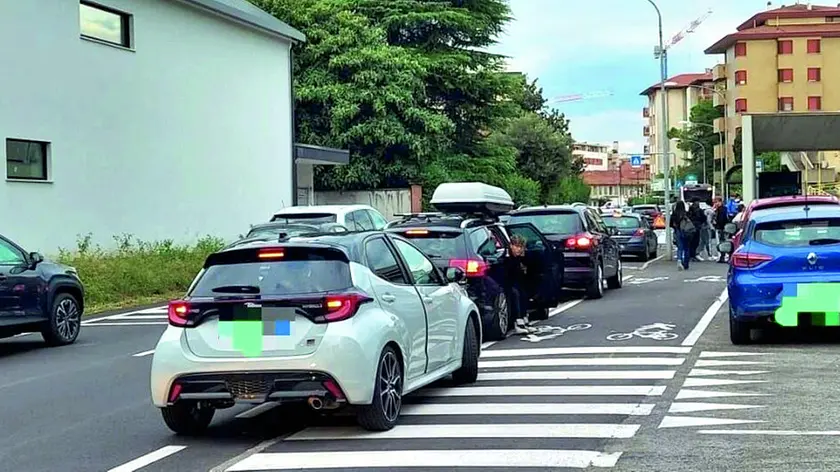 La sosta sulla ciclabile che la mattina rallenta il traffico in via Fontane, davanti al Mattiussi